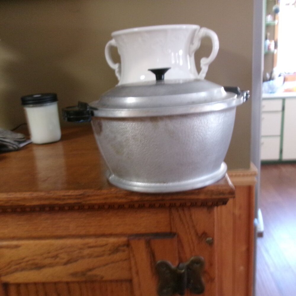 Vtg Guardian Service dutch oven roaster 9.5 in  with lid pebbled cast aluminum
